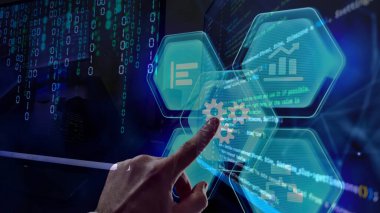 Yazılım, kodlama hologramı ve tabletteki veriyi düşünen kadın.