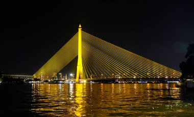 Paris 'teki köprünün gece manzarası.