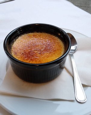 Karamel şuruplu tatlı.