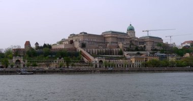 Danube nehrinden Budapeşte manzarası. Budapeşte tarihi yerleri Hungary Avrupa 'nın güzel yeridir.