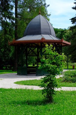 Gündüz vakti parktaki bir çardağın dikey görüntüsü Czech cumhuriyetinin güney bohem bölgesinde bir kasabadır.
