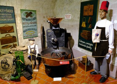 Eski ahşap kahve makinesi.