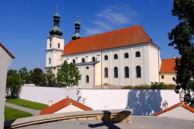 Avusturalya Cumhuriyeti (resmi adıyla Austria), Orta Avrupa 'da denize kıyısı olmayan bir ülkedir.