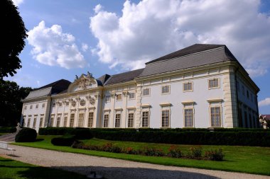 Avusturalya Cumhuriyeti (resmi adıyla Austria), Orta Avrupa 'da denize kıyısı olmayan bir ülkedir.