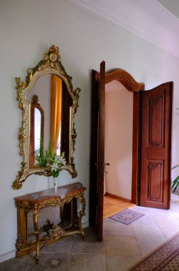 Camlı eski bir kapı.