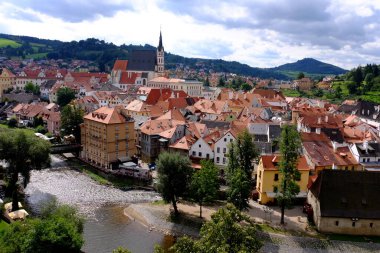 Eski Cesky Krumlov kasabasının manzarası, Çek Cumhuriyeti 'nin batısında bulunan Czech Cumhuriyeti' nin güney bohem bölgesinde yer alan bir kasabadır.