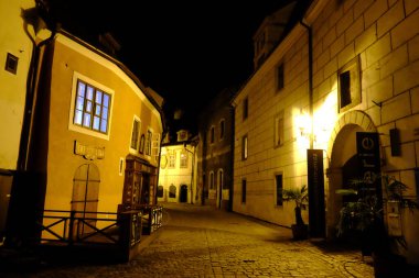 Geceleyin eski bir kasaba olan Cesky Krumlov, Çekoslovakya 'nın güneyinde yer alan bir şehirdir.