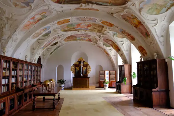 Eski kilisenin içinde.