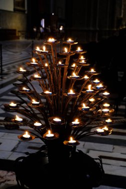 Mumlar ve mumlar siyah arkaplanda.