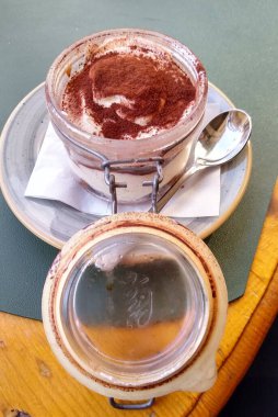 Çikolata kremalı bir fincan kahve.