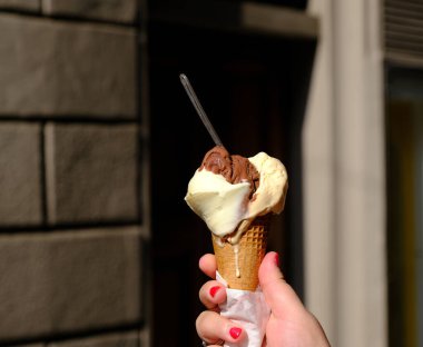 Dondurma bir kadının ellerinde.