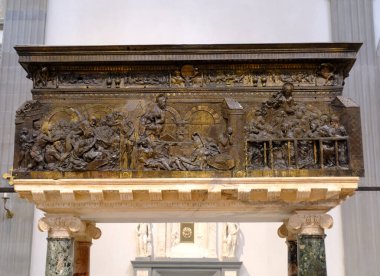 St. Peter Kilisesi 'nin içinde.