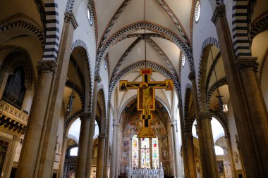 Floransa 'daki Bakire Meryem Kilisesi' nin içinde.