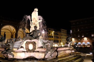 Floransa, İtalya 'daki eski kasaba meydanındaki çeşme.