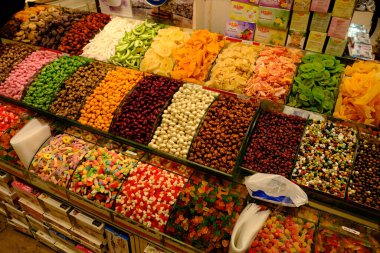 Piyasada renkli şekerler