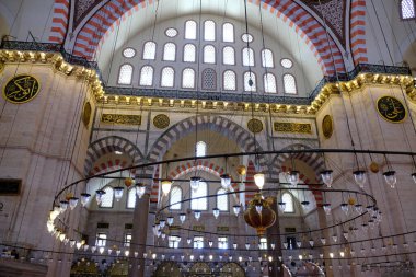 İstanbul Camii 'nin içi fantastik tarih, kültür ve güzellikten oluşan çok büyük bir şehirdir.