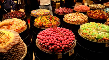 Piyasada farklı şekerlemeler var.