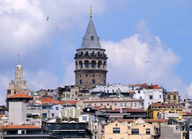 İstanbul 'un merkezindeki cami kulesi..
