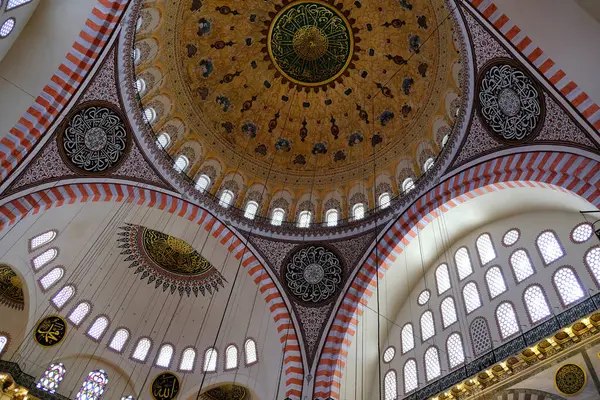 İstanbul 'daki caminin içi, hindi.