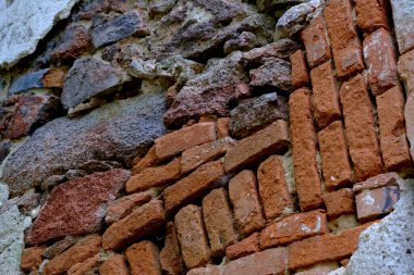 Duvarda çatlaklar ve tuğlalar var.