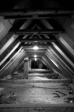 Eski evde ahşap kirişler ve tavan