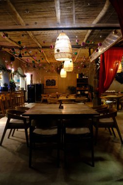 Modern bir restoranın içinde.