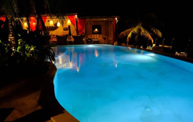 Geceleyin lüks yüzme havuzu