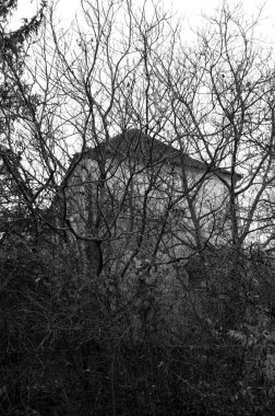 Şehirde terk edilmiş eski bir ev.