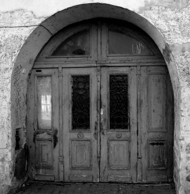 Eski kentteki eski kapılar Pezinok Slovakya antik şehrinin tarihi bölümünde Avrupa sarmaşığı 