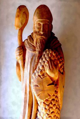 Ahşap bir arka planda İsa 'nın heykeli