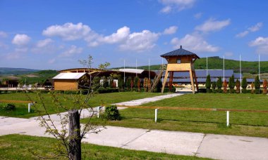 Parktaki eski ahşap ev.