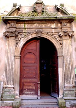 Şehirdeki eski kilise.