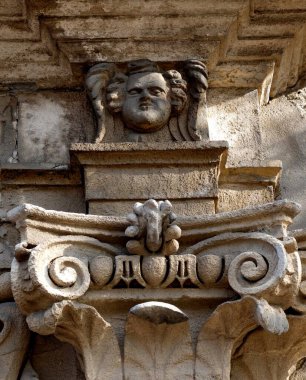 Pezinok Slovakya 'daki mimari detay Avrupa seyahat tarihi sarmaşığı 