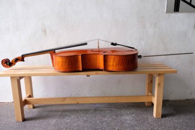 Stüdyodaki çello.