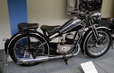 Şehirdeki eski ve klasik motosiklet.