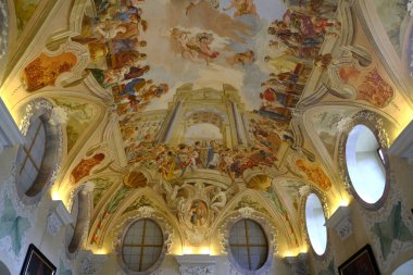 Eski Prag şehrinin katedralinin içinde.