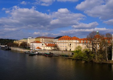 Prag, Czech Cumhuriyeti. Prag 'ın merkezinde Vltava nehri olan güzel eski bir şehir.