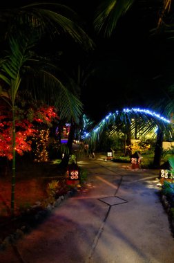 Myanmar şehrinin gece manzarası