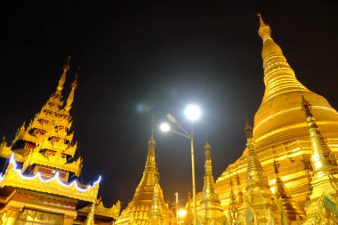 Yangon Myanmar şehrinde altın stupa