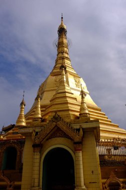 Shwedagon Pagoda 'daki Altın Buda, Yangon, Myanmar