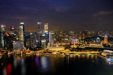 Singapur şehrinin günbatımında gökyüzü manzarası