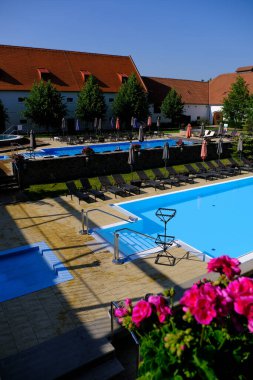 Otelde yüzme havuzu.