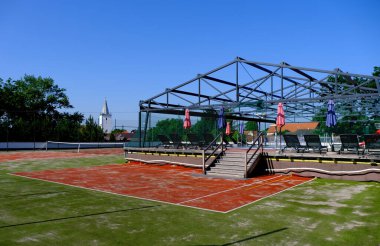Bir yaz gününde açık tenis kortunda