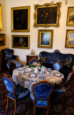 Eski kasabada bir restoranın içinde.