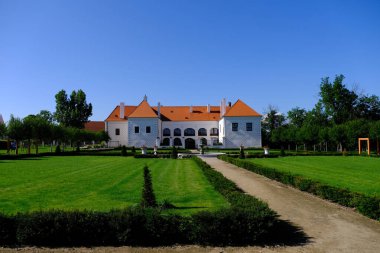 Büyük çimleri ve yeşil bahçesi olan küçük bir evin güzel manzarası.