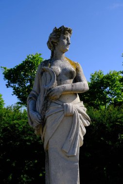 Bahçedeki bir kızın heykeli.