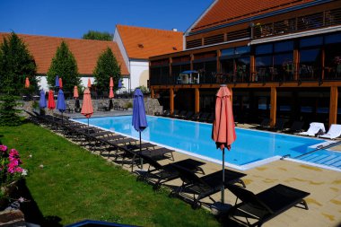 Tatil köyünde yüzme havuzu. Otel ve havuz.