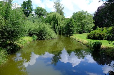 Parktaki nehrin güzel bir görüntüsü.