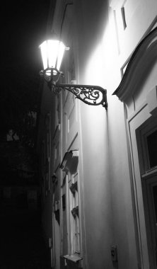 Gece görüşü sokak lambası siyah beyaz fotoğraf