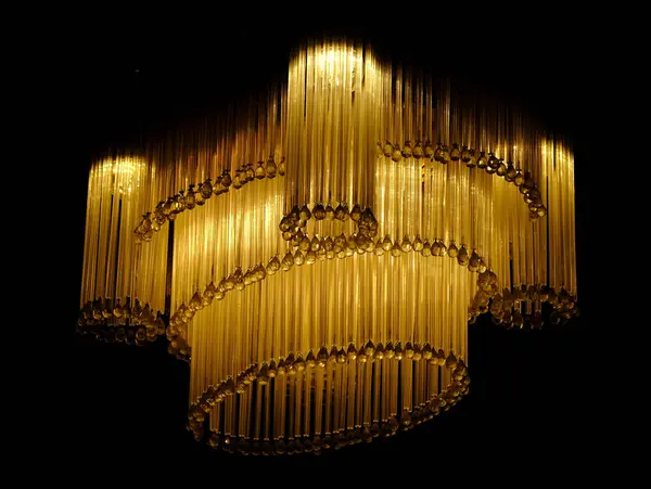 Siyah arkaplanda avize